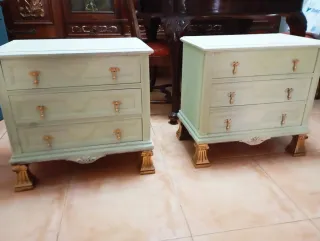 Comodini in legno massello dorati e verdi