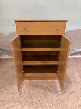 Armario de madera con cajón y puertas