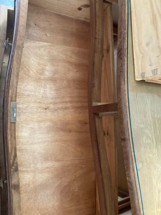 Cómoda antigua de madera con detalles dorados