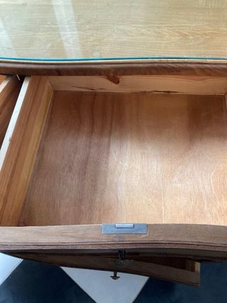 Cómoda antigua de madera con detalles dorados