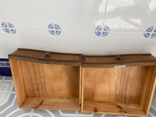 Cómoda antigua de madera con detalles dorados