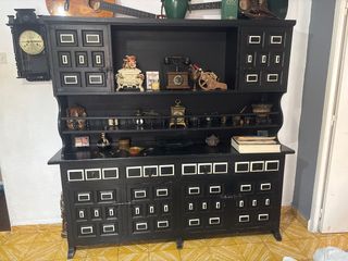 Mueble Antiguo Negro y Blanco.