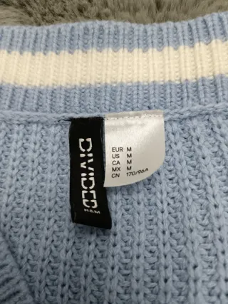 Chaleco azul cuello pico rayas blancas