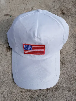 Gorra blanca con bandera USA
