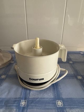 Exprimidor Taurus eléctrico 220V
