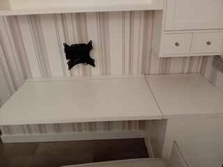 Escritorio con cajoneras y estantería suspend.