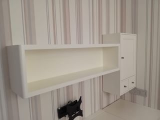 Escritorio con cajoneras y estantería suspend.