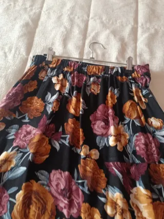Falda larga asimétrica floral