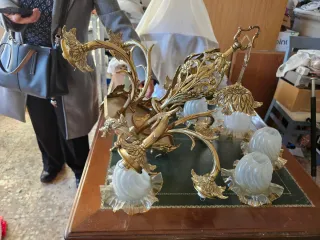 Lámpara de araña dorada antigua