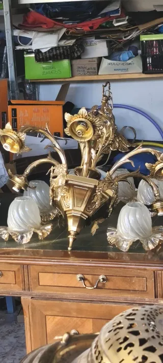 Lámpara de araña dorada antigua