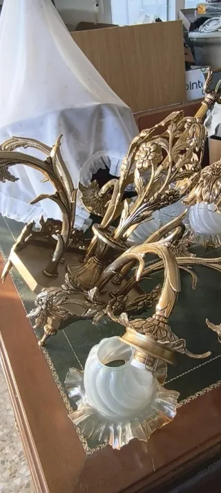 Lámpara de araña dorada antigua