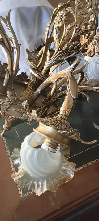 Lámpara de araña dorada antigua