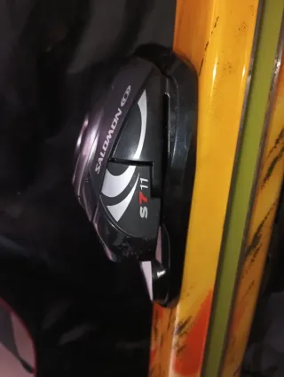 Esquís Rossignol con fijaciones