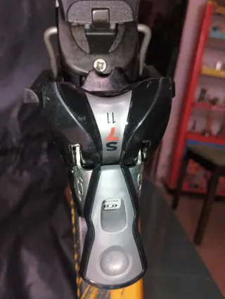 Esquís Rossignol con fijaciones