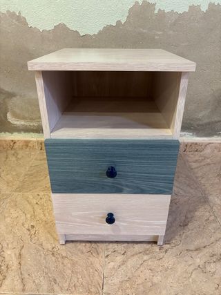 Mesa auxiliar de madera beige y azul