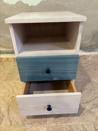 Mesa auxiliar de madera beige y azul
