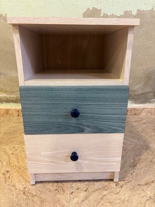 Mesa auxiliar de madera beige y azul