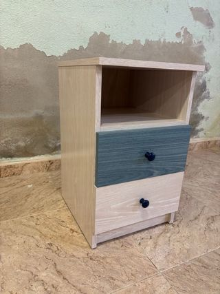 Mesa auxiliar de madera beige y azul