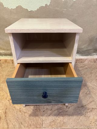 Mesa auxiliar de madera beige y azul