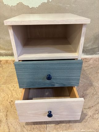 Mesa auxiliar de madera beige y azul