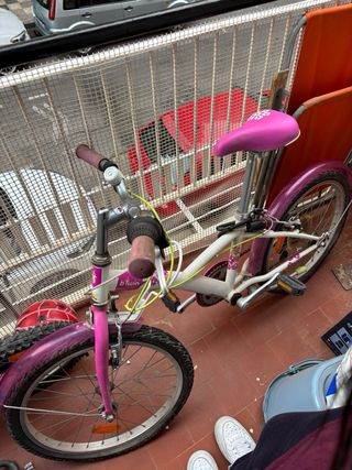 Bicicleta infantil rosa y blanca