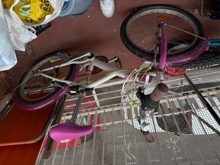 Bicicleta infantil rosa y blanca