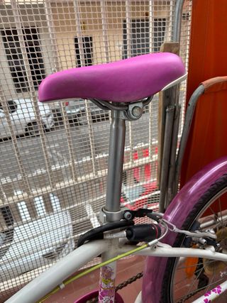 Bicicleta infantil rosa y blanca