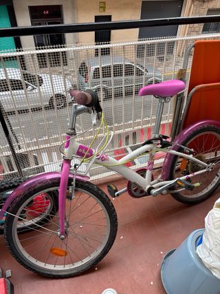 Bicicleta infantil rosa y blanca