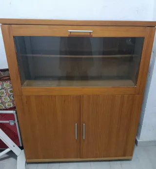 Mueble aparador miel con cristalera