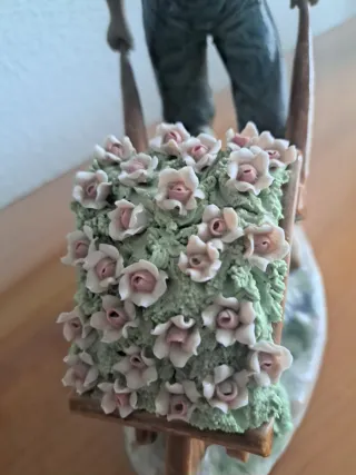 Figura porcelana jardinero con carretilla