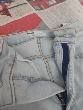 Pantalón vaquero Bershka azul claro