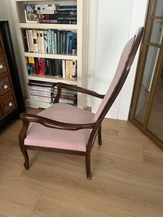 Butaca de madera tapizada rosa