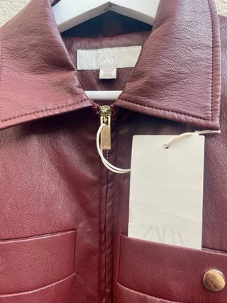 Chaqueta Zara efecto piel burdeos