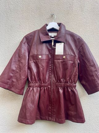 Chaqueta Zara efecto piel burdeos