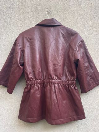 Chaqueta Zara efecto piel burdeos