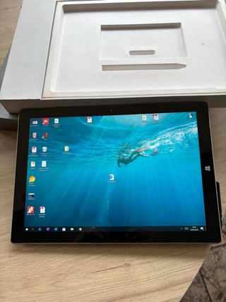 Surface Pro 3 con teclado y cargador