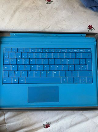 Surface Pro 3 con teclado y cargador