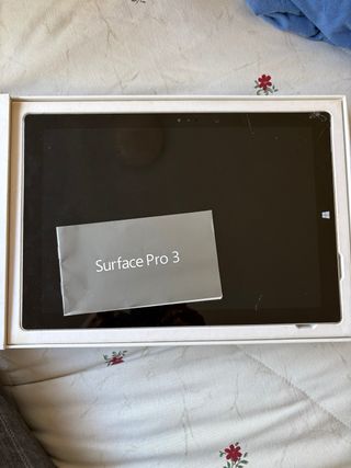 Surface Pro 3 con teclado y cargador