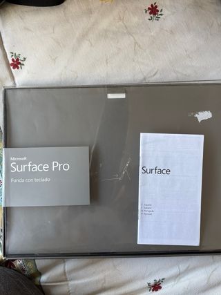 Surface Pro 3 con teclado y cargador