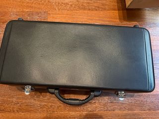 Trompeta dorada con estuche