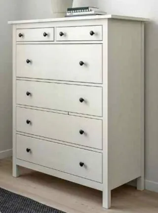 Cassettiera Ikea Hemnes bianca, marrone. Scrivania