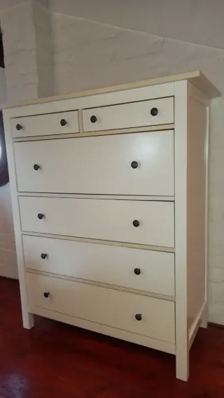 Cassettiera Ikea Hemnes bianca, marrone. Scrivania