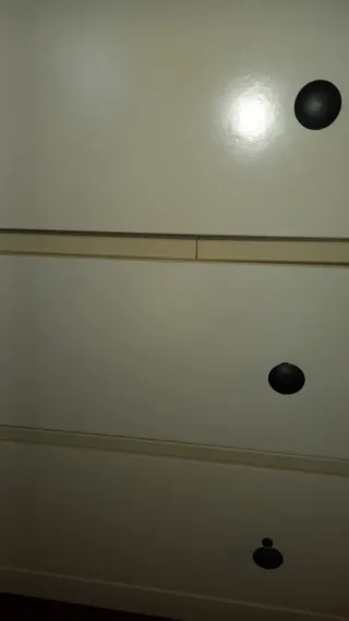 Cassettiera Ikea Hemnes bianca, marrone. Scrivania