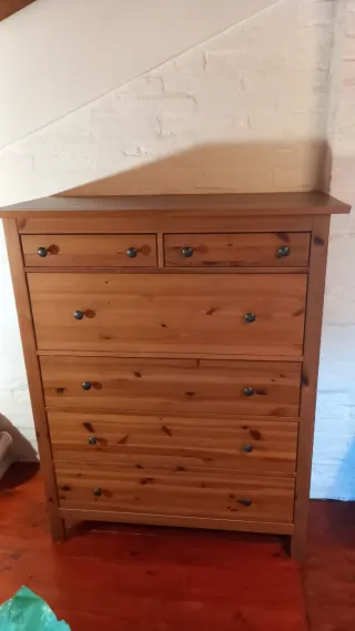 Cassettiera Ikea Hemnes bianca, marrone. Scrivania