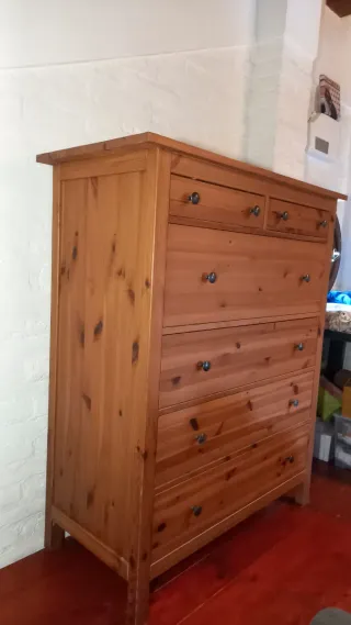 Cassettiera Ikea Hemnes bianca, marrone. Scrivania