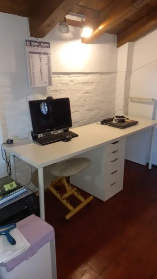 Cassettiera Ikea Hemnes bianca, marrone. Scrivania