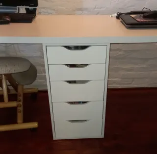 Cassettiera Ikea Hemnes bianca, marrone. Scrivania