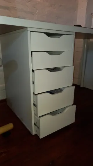 Cassettiera Ikea Hemnes bianca, marrone. Scrivania