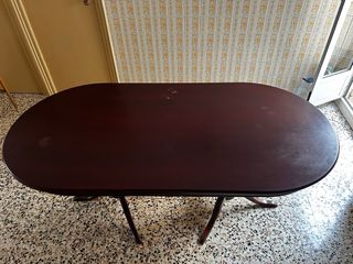 Mesa de comedor ovalada de madera