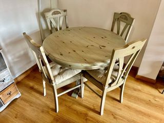 Mesa redonda extensible de madera con 4 sillas